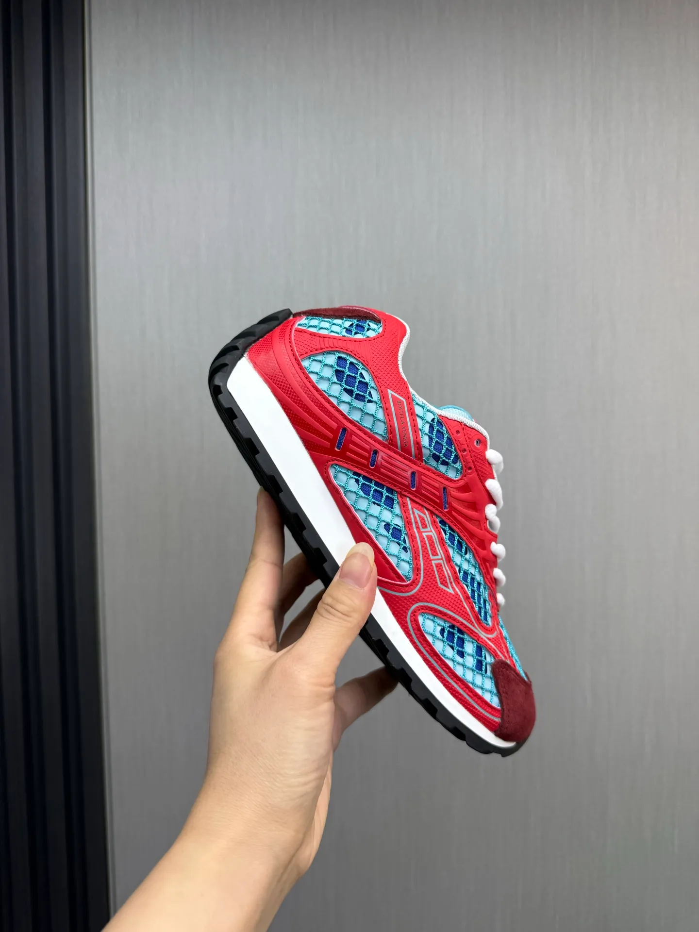 Men's men's shoes 💰620💰 BV top version 𝘽𝙊𝙏𝙏𝙀𝙂𝘼 𝙑𝙀𝙉𝙀𝙏𝘼 Orbit sneakers Wang Yibo same style couple style dad shoes 🩷💚 Runner sneakers, made of lightweight technical mesh fabric. Features a geometric patterned rubber outsole. Pay attention to the package craftsmanship ❕ High version shipping ❗️ Very nice, durable to play with and durable to make ✔️ Standard version 💯💯 The outsole is made of color-blocked TPU outsole. Women’s model 35-41 (40 41 customized) Men’s model 39-46 (45.46 customized) Equipped with original packaging